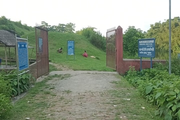 ঐতিহ্যে মোড়া কোচবিহারের এই রাজপাট, শীতের ছুটিতে ঘুরে আসুন 'গোসানিমারি গড়' থেকে ঐতিহ্যে মোড়া কোচবিহারের এই রাজপাট, শীতের ছুটিতে ঘুরে আসুন 'গোসানিমারি গড়' থেকে