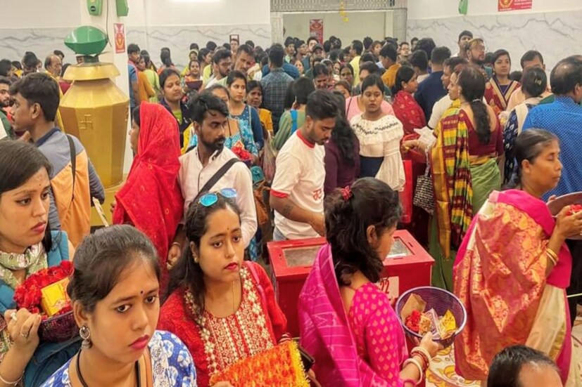 ১০০ কেজিরও বেশি সোনার গয়নায় বড়মা প্রতি বছর সেজে ওঠেন। নিরাপত্তার জন্য বাড়তি পুলিশ মোতায়েন থাকে মন্দির চত্বরে