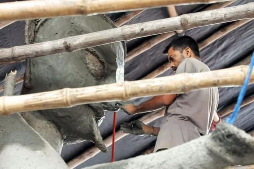 মন্দিরের কাছেই তৈরি হচ্ছে বড়মার সুবিশাল মাটির মূর্তি, প্রতিবছর এই মূর্তিতেই বড়মাকে পুজো করা হয়