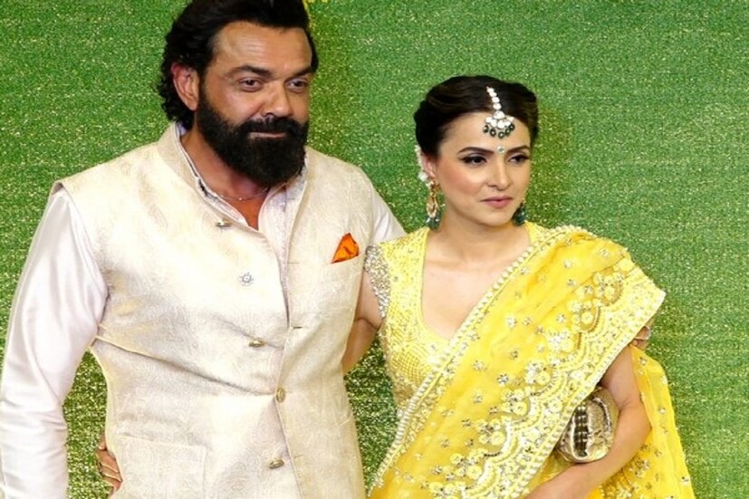 তাঁকে বড় বেশি দেখা যায় না। কিন্তু যখনই প্রকাশ্যে আসেন, চোখ ধাঁধিয়ে দেন। ববির দাদা সানির ছেলে করণের বিয়ের আসরেও ববির রূপসী পত্নী ভাইরাল হয়েছিলেন কয়েক মাস আগে! কী করেন তানিয়া? 