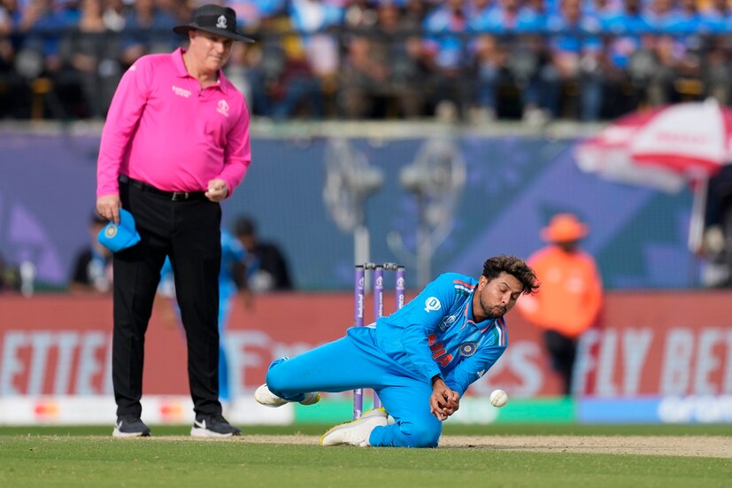  বিশ্বকাপে দুর্দান্ত ফর্মে আছেন কুলদীপ। এখনও পর্যন্ত ৬ ম্যাচে ১০ উইকেট নিয়েছেন তিনি। ইংল্যান্ডের বিরুদ্ধে তুলে নেন ২ উইকেট। ম্যাচের পর কুলদীপ জানান, রোহিত শর্মার কাছে রিভিউ নেওয়ার দাবি জানিয়েছিলেন তিনি। সেটা নিলে আরও একটা উইকেট তাঁর ঝুলিতে আসত। কুলদীপের একটা ডেলিভারি ইংল্যান্ড অলরাউন্ডার লিভিংস্টোনের পায়ে লাগে। Photo: AP