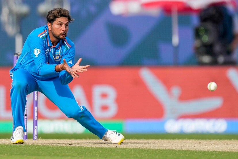  বিশ্বকাপে এখনও পর্যন্ত ৬টি ম্যাচের ৬টিতেই জয় পেয়েছে ভারত। কিন্তু ইংল্যান্ডের বিরুদ্ধে নাকানিচোবানি খেয়েছে টিম ইন্ডিয়ার ব্যাটিং। কোনও মতে ২২৯ রান তোলেন বিরাট-রোহিতরা। যদিও বোলারদের দুরন্ত পারফরম্যান্স রানের অভাব বুঝতে দেয়নি।  (AP Photo/Ashwini Bhatia)
