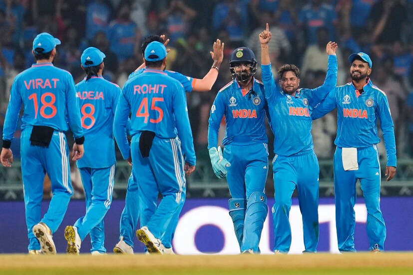 মহম্মদ শামির প্রাণঘাতী বোলিং: সবচেয়ে বিপজ্জনক হয়ে উঠেছেন মহম্মদ শামি। ২ ম্যাচে তুলে নিয়েছেন ৯ উইকেট। বিশেষজ্ঞদের অনেকেই বলছেন, প্রথম চার ম্যাচে খেললে এই বিশ্বকাপের সবচেয়ে বেশি উইকেট থাকতে তাঁর ঝুলিতেই। শামিই হতেন সর্বোচ্চ উইকেট শিকারি। নিউজিল্যান্ডের বিপক্ষে ৫ উইকেট নেন শামি। ইংল্যান্ডের বিপক্ষে তাঁর সংগ্রহে ৪ উইকেট। Photo: AP