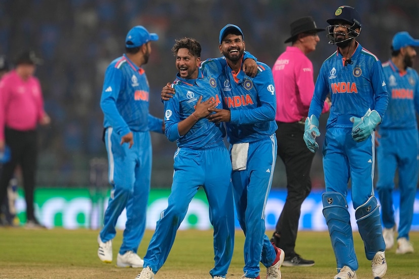 ভারতের হয়ে বিশ্বকাপে এখনও পর্যন্ত সবচেয়ে বেশি উইকেট নেওয়া বোলারদের মধ্যে শীর্ষে রয়েছেন জসপ্রীত বুমরাহ। ৬ ম্যাচে তাঁর ঝুলিতে গিয়েছে ১৪ উইকেট। ইংল্যান্ডের বিপক্ষেও তুলে নিয়েছেন গুরুত্বপূর্ণ ৩ উইকেট। Photo: AP