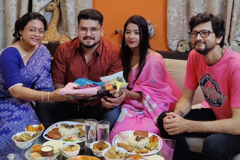 আপাতত দুজনেই কাজ নিয়ে ব্যস্ত। তবে তাঁর মাঝেই চলছে কেনাকাটা থেকে নিমন্ত্রণ-সহ বিয়ের প্রস্তুতি। পাশাপাশি চলছে আইবুড়োভাত পর্বও। সেই সব ছবি নিজেদের স্যোশাল মিডিয়ায় শেয়ার করে নিয়েছেন তাঁরা। 