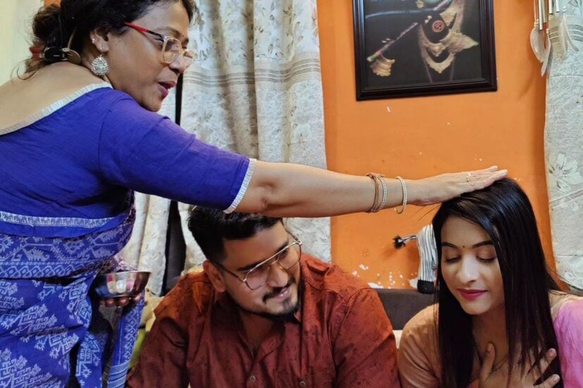 তাঁরা তাঁদের নানা বিশেষ মুহূর্তের ছবি ও রিল অনুরাগীদের সঙ্গে ভাগ করে নেন। বর্তমানে অর্পিতাকে 'ফুলকি 'ধারাবাহিকে  গল্পের নায়ক রোহিতের দিদির চরিত্রে দেখা যাচ্ছে।