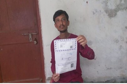 অ্যাডমিট কার্ড হাতে চাকরিপ্রার্থী আশিস বন্দ্যোপাধ্যায়৷