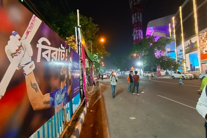 এদিকে বিরাট কোহলিকে জন্মদিনে শুভেচ্ছা জানাতে অভিনব পথ বেছে নিলেন রাজ্যের মুখ্যমন্ত্রী মমতা বন্দ্যোপাধ্যায়। শহর জুড়ে কোহলিময় করে দিয়েছেন তিনি।