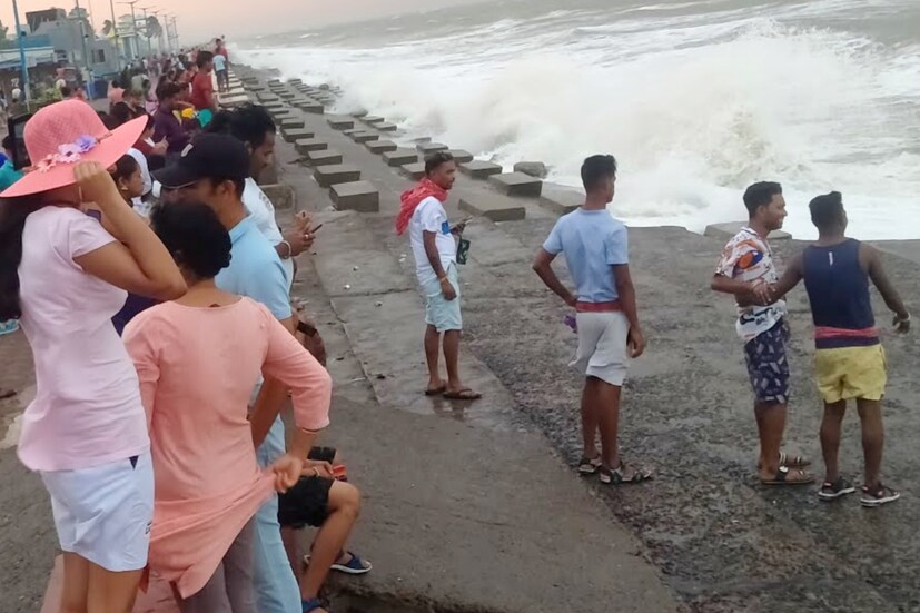 দিঘা: সন্ধের পর নামছে তাপমাত্রার পারদ। কালীপুজোর আগে শীতের আভাস। কালীপুজো পর্যন্ত দিঘা সহ জেলায় বৃষ্টির সম্ভাবনা নেই! বইছে উত্তরে হাওয়া। তার প্রভাবে ধীরে ধীরে কমছে তাপমাত্রা। 