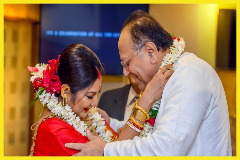 সেই নিয়ে নানান ধরনের কথাবার্তাও উঠেছিল সোশ্যাল মিডিয়ায় ৷ স্বামী-স্ত্রীর মধ্যে আড়াই দশকের বেশি বয়সের ফারাক থাকলেও মনের চূড়ান্ত মিল ৷ ফাইল ছবি ৷ ফাইল ছবি ৷