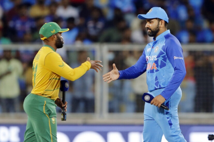 টানা সাত ম্যাচ জিতে বিশ্বকাপের সেমি ফাইনালে পৌছে গিয়েছে টিম ইন্ডিয়া। লিগ পর্বে আরও দুটি ম্যাচ রয়েছে ভারতীয় দলের। রবিবার বিশ্বকাপের মেগা ম্যাচে দক্ষিণ আফ্রিকার মুখোমুখি হবে ভারত। আর ১২ তারিখ ম্যাচ রয়েছে নেদারল্যান্ডসের বিরুদ্ধে।