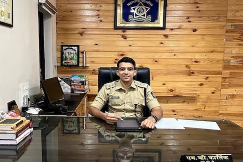  সংবাদমাধ্যমের প্রতিবেদন অনুযায়ী, চোট লাগা এবং কিছু ব্যক্তিগত কারণে ক্রিকেটার হওয়ার স্বপ্ন ত্যাগ করে আইপিএস-এ যোগদান করেছিলেন তিনি। অবশ্য ৬ মাসের জন্য ডেলয়েটেও চাকরি করেছেন কার্তিক। তবে সেখানে তিনি বুঝতে পারেন যে, সিভিল সার্ভিসই তাঁর জন্য সেরা। যদিও ইউপিএসসি-তে সফল হওয়া মুখের কথা নয়। কারণ ওই পরীক্ষায় পরপর তিন বার ব্যর্থ হয়েছিলেন তিনি। এমনকী প্রিলিম পরীক্ষাও পাশ করতে পারেননি। তবে আশা ছাড়েননি কার্তিক। 