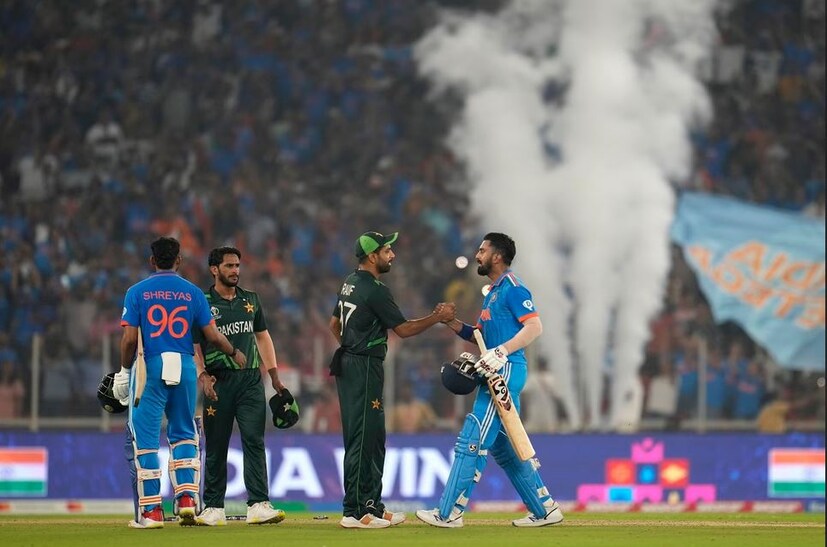 পাকিস্তানের ভাগ্য ভারতের হাতে বিশ্বকাপে পাকিস্তানের এখন মাত্র দুটি ম্যাচ বাকি আছে এবং দুটিতেই জয় পেলেও পাকিস্তান সর্বোচ্চ ১০ পয়েন্ট পর্যন্ত পেতে পারে । এই অবস্থায় শুধু এই দুটি ম্যাচ জিতে সেমিফাইনালে পৌঁছানো যাবে না, নির্ভর করতে হবে অন্যান্য দলের জয় ও হারের ওপর? Photo- AP 