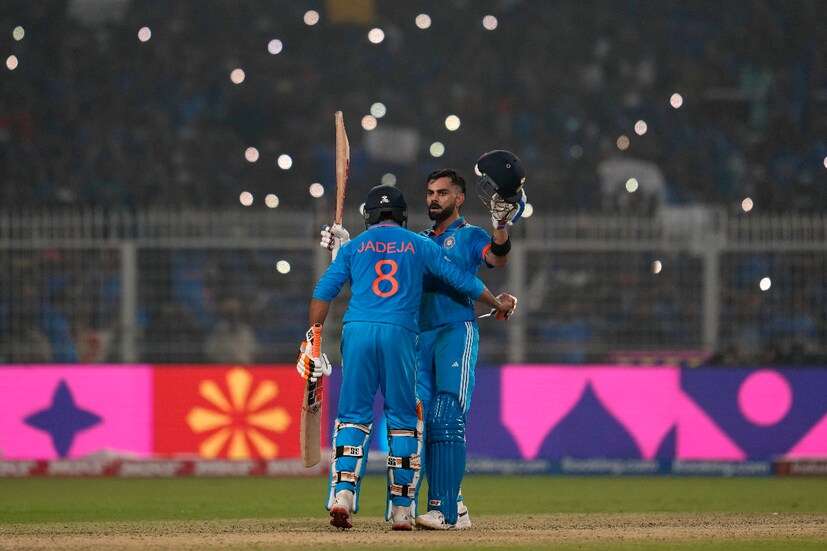 দেশের মাটিতেও ভারতের দ্বিতীয় সর্বাধিক রান স্কোরার হয়ে গেলেন বিরাট কোহলি। দক্ষিণ আফ্রিকার বিরুদ্ধে ইডেনে ১০১ রানের ইনিংসের সৌজন্য ভারতের মাটিতে ৬ হাজার রান পেরিয়ে গেলেন বিরাট কোহলি। এক্ষেত্রেও কোহলির সামনে শুধুই সচিন তেন্ডুলকর।     (Photo Courtesy- AP)
