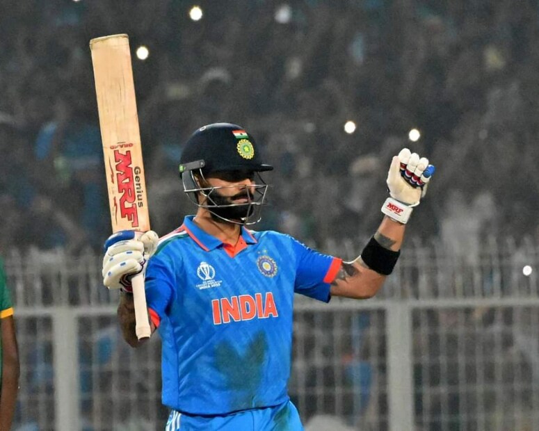 দক্ষিণ আফ্রিকার বিরুদ্ধে শতরান করে সচিন তেন্ডুলকরের ৪৯তম ওডিআই শতরানের রেকর্ড স্পর্শ করেছেন বিরাট কোহলি। স্মরণীয় করে রাখলেন নিজের ৩৫তম জন্মদিন।