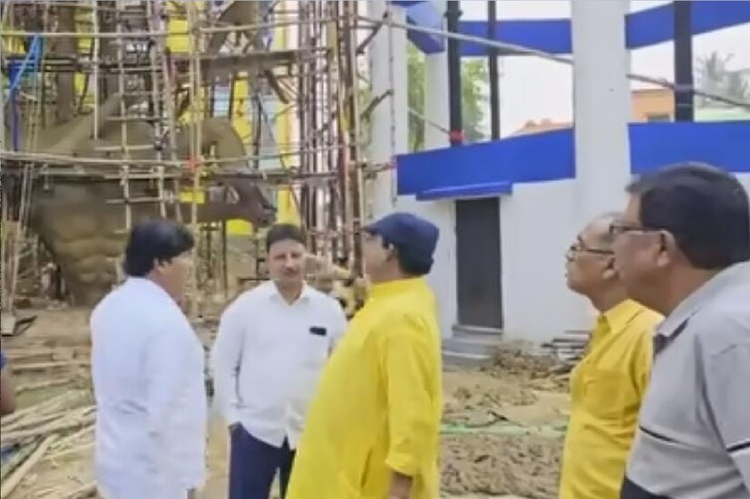 *জেলে থাকায় বীরভূমের তৃণমূল কার্যালয়ের কালীপুজো এবং বোলপুরের নিচু পট্টির বাড়িপুকুর সম্মেলনী ক্লাবের কালীপুজোয় যোগ দিতে পারবেন না অনুব্রত মণ্ডল। এ দিন পুজোর তদারকিতে এসে কাজল শেখ কথা বলেন পুজোর উদ্যোক্তাদের সঙ্গে। মণ্ডল পরিবারের সদস্যদের সঙ্গে কথা বলেছেন পুজো নিয়ে। 