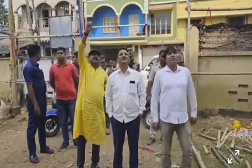 *২০০০ সাল থেকে বোলপুরের তৃণমূল কার্যালয়ে কালীপুজো শুরু করেন অনুব্রত মণ্ডল নিজে হাতে। গত বছরের মত নিচুপট্টি এলাকার এ বছরও ৪৫ ফুটের কালী প্রতিমা তৈরি হয়েছে। এ বারে তাদের কালীপুজো ৫৬তম বর্ষে পদার্পণ করল।