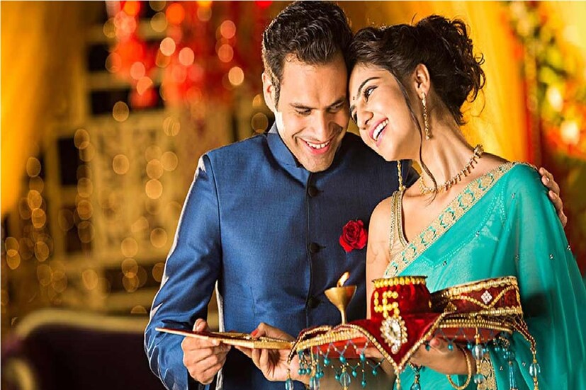 : আজ সারাদেশে সধবা মহিলারা করবা চৌথ পালন করছেন। বিবাহিত মহিলারা তাদের জীবনসঙ্গীর দীর্ঘায়ু কামনায় আজ নির্জলা উপবাস পালন করছেন। এই উপবাসে খাদ্য, ফলমূল তো দূর সামাণ্য জলও মুখে তোলা যায় না৷  মাতা গৌরী, শ্রী গণেশ এবং ভগবান শিবের অর্চনা করা হয় প্রদোষকালে করবা চৌথের দিন।  তবে বাকি আরাধনা শেষ হয় রাতে চাঁদ দেখা গেলে তাঁরা অর্ঘ্য নিবেদন করে এবং পরান দেয়। তবে  আবহাওয়ার মেজাজ বিগড়োলে চাঁদ দেখা যায় না। আজ করবা চৌথের রাতে চাঁদ না দেখালে কী করবেন? আপনি কিভাবে অর্ঘ্য নিবেদন করবেন কাশীর জ্যোতিষী চক্রপাণি ভট্ট জানিয়েছেন চাঁদ দেখা না গেলে করবা চৌথের অর্ঘ্য কীভাবে দেওয়া হবে। Photo- Collected 