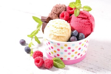 আইসক্রিম খাওয়া কি খুব ক্ষতিকর? নাকি এর কোনও উপকারিতাও আছে? জানুন