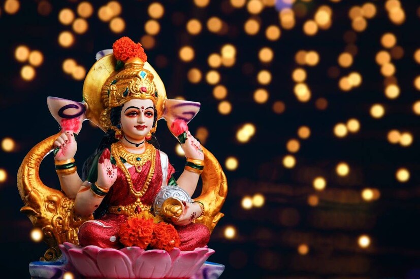 আসছে দীপাবলি৷ মহা সমারোহে পালিত হবে কালীপুজো৷ তবে এই তিথিতে পূজিত হন গণেশ এবং মহালক্ষ্মী৷ কোথাও কোথাও পুজো করা হয় মহাসরস্বতী এবং মহাকালীরও৷