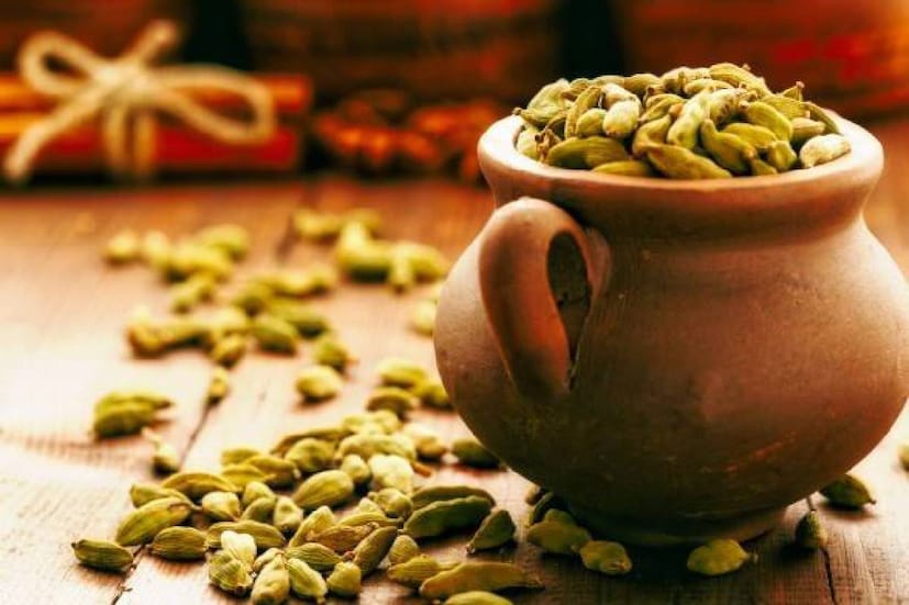 এলাচের মধ্যে থাকে রাইবোফ্লাভিন, নিয়াসিন, ভিটামিন সি-এর মতো ভিটামিন৷ এছাড়া, আয়রন, ম্যাঙ্গানিজ, ক্যালশিয়াম, পটাশিয়াম এবং ম্যাগনেশিয়ামের মতো খনিজ৷। পুরুষালি ক্ষমতা বাড়াতেও এলাচ দুর্দান্ত ভাবে কাজ করে। এর পাশাপাশি এলাচের মধ্যে মূত্রবর্ধক গুণও পাওয়া যায়। অর্থাৎ, এটি প্রস্রাব পরিষ্কার করতেও সহায়ক। আসুন জেনে নিই ছোট এলাচ খেলে শরীরে কী কী উপকার পাওয়া যায়।