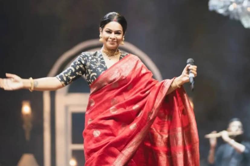  আর নিশ্চয়ই বুঝতে বাকি নেই কার কথা বলা হচ্ছে। ছবির এই ছোট্ট মেয়ে বর্তমানের সফল গায়িকা ইমন চক্রবর্তী।