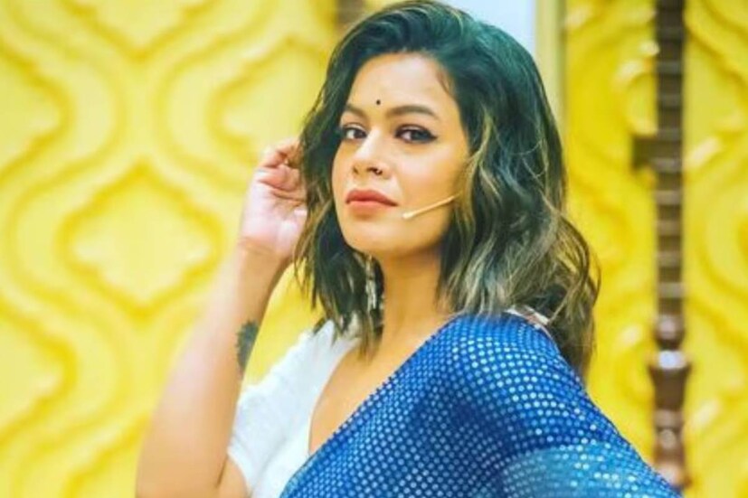 খুব অল্প বয়সেই মাকে হারান ইমন। কিন্তু তাঁর সঙ্গীত সাধনায় বরাবরই আগ্র দিয়েছিলেন সেই মানুষটি। স্মৃতিতে যেন বারবার মাকেই ফিরে পেতে চান গায়িকা। তাই বাবা-মায়ের সঙ্গে শৈশবের একটি ছবি ভাগ করে নিয়ে তিনি লেখেন, 'এই ফ্রেমটা আবার চাই... প্লিজ! প্লিজ!'
