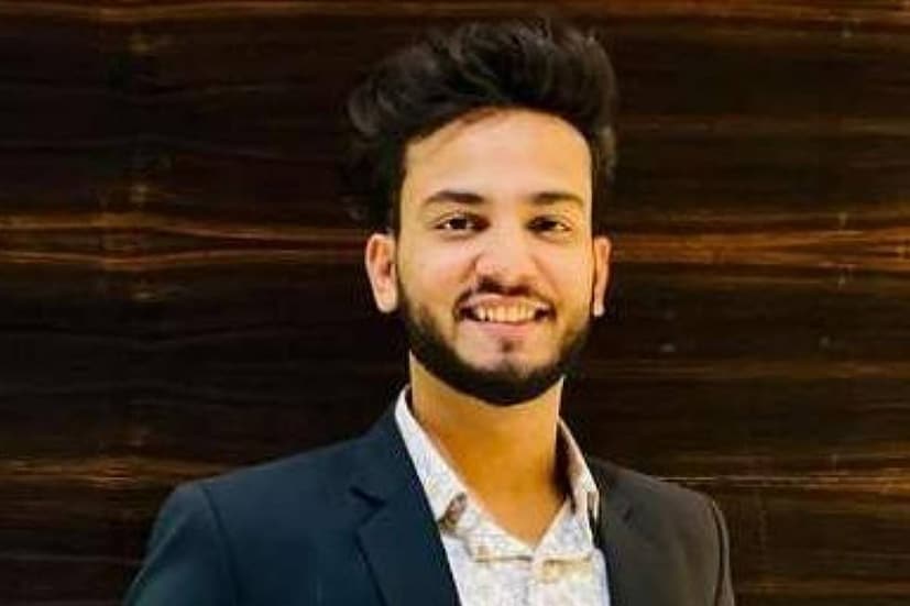 চলতি বছরের সেপ্টেম্বরে, এলভিশ ১.৩০ কোটি টাকার একটি নতুন গাড়ি কিনেছিলেন। জনপ্রিয় ইউটিউবার ঘোষণা করেন যে, তিনি একটি নতুন স্পোর্টস কার, একটি মার্সিডিজ E53 AMG ক্যাব্রিওলেটকে স্বাগত জানিয়েছেন। এর কয়েক দিন আগে এলভিশ জানিয়েছিলেন যে, তিনি দুবাইয়ে একটি বাড়ি কিনেছেন। 