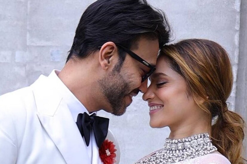 ২০২১-এ ভালবেসে বিয়ে করেন ভিকি-অঙ্কিতা। বিগ বস-এর বাড়িতে এসে তাঁদের সম্পর্কে কিছুটা তিক্ততার রেশ আসে। অনেকেই যদিও মনে করছেন, নিছক শোয়ের স্বার্থেই এমন আচরণ করছেন তাঁরা।