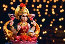 দীপাবলির রাতে মা লক্ষ্মীর আরাধনা? জানুন পুজোর শুভ সময় ও পঞ্জিকা কী বলছে