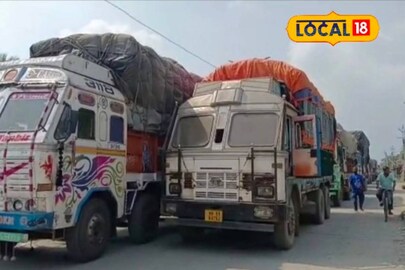 ঘোজাডাঙ্গা সীমান্তে সারিবদ্ধ ট্রাক