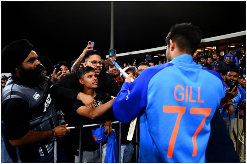 শুভমান গিলেরই একটি অজানা বিষয়ের পর্দাফাঁস হল চলতি ওডিআই বিশ্বকাপে। আন্তর্জাতিক ক্রিকেটে অভিষেকের সময় থেকেই ৭৭ নম্বর জার্সি পরে খেলেন শুভমান গিল। কিন্তু কেন তিনি এই নম্বর বেছে নিলেন তার কারণ অজানা অনেকের।