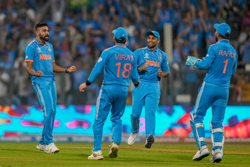 দ্বিতীয় ওভারের প্রথম বলেই দিমুথ করুণারত্নেকে এলবিডব্লিউ আউট করে সাজঘরে ফেরান মহম্মদ সিরাজ। খাতা না খুলেই আউট হন তিনি। (Photo Courtesy- AP)