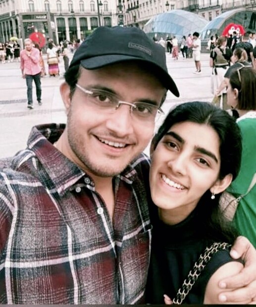 বর্তমানে পড়াশোনা ও কর্মসূত্রে লন্ডনে রয়েছেন সানা। আর সৌরভ গঙ্গোপাধ্যায় ভারতে ব্যস্ত বিশ্বকাপের কাজে। ফলে এবার আর একসঙ্গে জন্মদিন পালন করা হল না গঙ্গোপাধ্যায় পরিবারের।  (ছবি সৌ: সৌরভ গঙ্গোপাধ্যায় ইনস্টাগ্রাম)