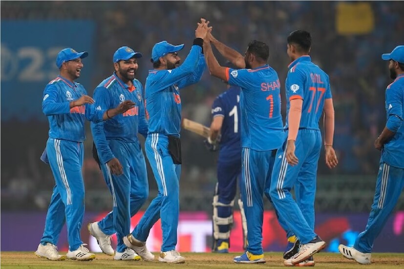 জমে উঠেছে  আইসিসি ওয়ানডে বিশ্বকাপের আসর৷ এই মুহূর্তে দুটি দল ১২ পয়েন্ট পেয়ে কার্যত নিজের সেমিফাইনালের রাস্তা সোজা করে ফেলেছে৷  আয়োজক দেশ ভারতীয় দল দুরন্ত পারফরম্যান্স দিয়েছে। প্রথম ৬টি ম্যাচের মধ্যে ৬টি জিতে সেমিফাইনালে জায়গা প্রায় নিশ্চিত করে ফেলেছে রোহিত শর্মার টিম ইন্ডিয়া।- AP