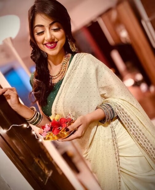 'সঞ্জনা' ওরফে অভিনেত্রী রিনা ভোরা, একই সঙ্গে ধারাবাহিক এবং চলচ্চিত্রে দাপিয়ে অভিনয় করেন। যদিও. মুখ্য চরিত্রে নিজেকে প্রতিষ্ঠিত করতে পারেননি এই অভিনেত্রী।