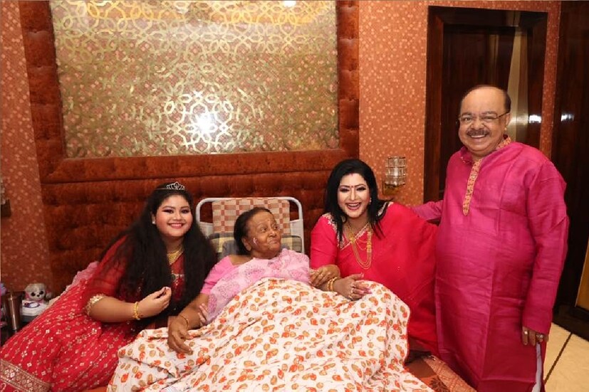 *মধ্যরাতে কেক কাটা দিয়ে শুরু হয়েছিল সেলিব্রেশন, তা চলেছে দিনভর। এক নয়, একাধিক কেক কেটেছে ছোট্ট মহুল। মা, দুষ্টু ছাড়াও এ দিন তাঁর কাছে ছিল দিদা এবং পরিবারের আরও কিছু মানুষ। ছবিঃ ফেসবুক। 