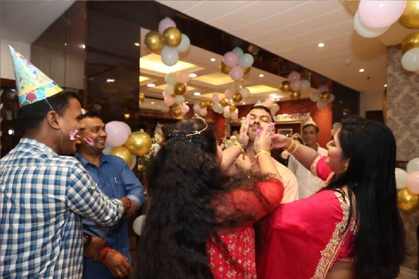 *মধ্যরাতে কেক কেটে শুরু হয়েছিল মহুলের জন্মদিনের উদযাপন। মা, দুষ্টু এবং দিদার পাশাপাশি বাড়িতে সর্বক্ষণ যাঁদের সঙ্গে কাটে তার, সকলকে এ দিন সে কেক খাইয়ে দিয়েছে নিজে হাতে। বাঁধভাঙা আনন্দে কেকের ক্রিমও মাখিয়ে দিয়েছে সকলের গালে, নাকে। খুশির সেই মেজাজ লেন্সবন্দি হয়েছে। ছবিঃ ফেসবুক। 