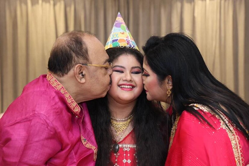 *জন্মের পরেই প্রাক্তন স্বামী মনোজিৎ বলেছিল 'ও তোর মেয়ে'। মহুলের জন্মদিনের নানা মুহূর্তের ছবি সোশ্যাল মিডিয়ায় পোস্ট করে মহুলের ভূমিষ্ট হওয়ার দিনের অম্লমধুর অভিজ্ঞতা লিখলেন বৈশাখী বন্দ্যোপাধ্যায়। ছবিঃ ফেসবুক। 