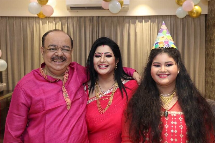 *অন্যান্য দিনের মতোই এ দিনও মা-মেয়ে এবং শোভন চট্টোপাধ্যায়ের পরনে ছিল একই রঙের পোশাক। মেয়ের জন্মদিনের রাতের থিম কালার পিঙ্ক। ছোট্ট মহুল সেজেছিল গোলাপি গাউনে। জন্মদিনের উপহার হিসেবে মা-মেয়ের হাতে পরিয়ে দিয়েছেন সোনার গয়না। ছবিঃ ফেসবুক। 