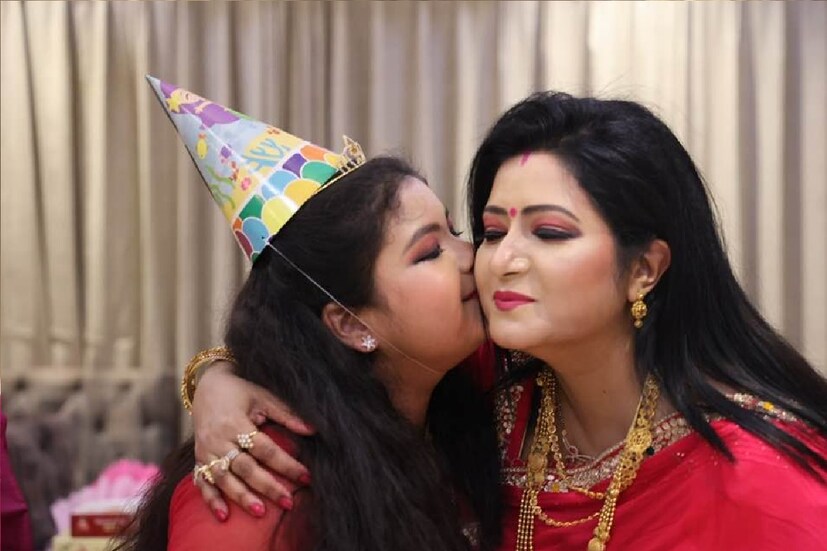 *১ নভেম্বর বৈশাখী বন্দ্যোপাধ্যায়ের একমাত্র সন্তান মহুলের জন্মদিন। মেয়ের জন্মদিন স্পেশ্যাল করে রাখতে কোনও ত্রুটি রাখেননি মা এবং মহুলের 'দুষ্টু' কলকাতার প্রাক্তন মেয়র শোভন চট্টোপাধ্যায়। ছবিঃ ফেসবুক। 