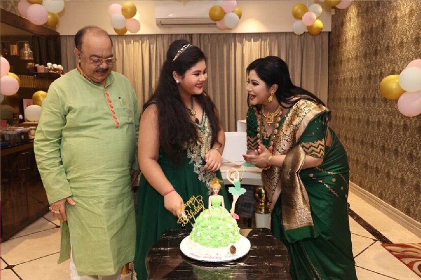 *পরের দিনেও দেখা গিয়েছে তাঁদের একই রঙের পোশাক পরতে। এ দিনের থিম কালার ছিল পান্না সবুজ। সেদিনও পরিবারের সকলের সঙ্গে ছিল ছোট্ট মহুল। একাধিক কেক কেটেছে দিনভর। ছবিতে দেখা গিয়েছে টেডি বিয়ার, ফুল, চকোলেট নানা উপহার পেয়ে ঝলমল করছে তার মুখ। ছবিঃ ফেসবুক। 