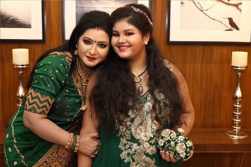 *যে কোনও বাবা-মায়ের কাছেই তাঁর সন্তানের জন্মদিন সব সময়ই স্পেশ্যাল। সকলেই সাধ্যমতো সেই দিনটিতে সন্তানকে সবটুকু উজাড় করে দিতে চান। মহুলের ক্ষেত্রেও তার  ব্যতিক্রম হয়নি। তবে সোশ্যাল মিডিয়া পোস্টে আবেগতাড়িত হয়ে পড়েন বৈশাখী বন্দ্যোপাধ্যায়। লিখেছেন মহুলের জন্মের সময়ের কিছু  অভিজ্ঞতার কথা। ছবিঃ ফেসবুক। 