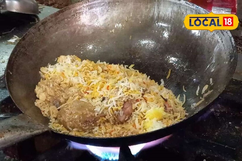 আপনার অর্ডার দেওয়া বিরিয়ানি তৈরি হচ্ছে শুধুমাত্র আপনারই জন্য। হ্যাঁ এমনটাই পাবেন বিরিয়ানি খেতে গেলে। (রিপোর্টার- কৌশিক অধিকারী)