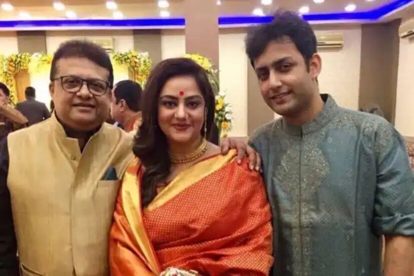 অগ্নিদেবের দ্বিতীয় স্ত্রী সুদীপা। পরিচালকের প্রথম পক্ষের সন্তান আকাশ। তবে সুদীপার সঙ্গেও তাঁর সম্পর্ক খুব ভাল। তাঁদের প্রায়ই নানা অনুষ্ঠানে এক ফ্রেমে দেখা যায়।