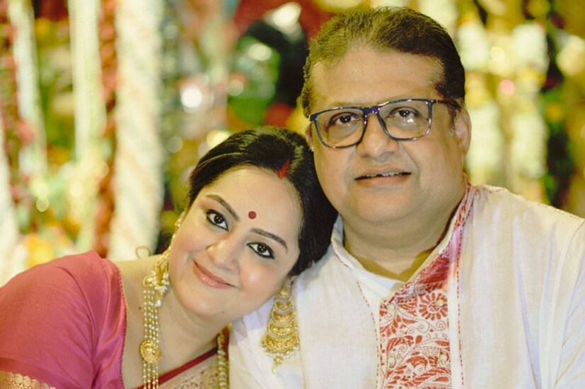 তবে সদ্যই তিনি এক খারাপ সময়ের মধ্যে দিয়ে গিয়েছে। তাঁর স্বামী বিখ্যাত পরিচালক অগ্নিদেব সেন হঠাৎ করেই অসুস্থ হয়ে পড়েন। তড়িঘড়ি হাসপাতালে ভর্তি করতে হয় তাঁকে। বাইপাস সার্জারি হয়েছে তাঁর, ৪-৫ ঘণ্টার ওটি হয় পরিচালকের।