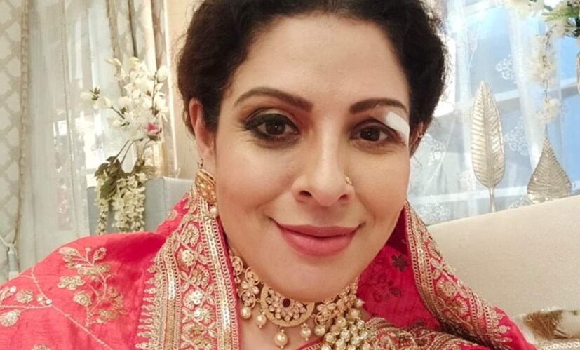 ফলে খুব শীঘ্রই হিপ রিপ্লেসমেন্ট সার্জারি হতে চলেছে তানাজের। নিজের অসুস্থতা প্রসঙ্গে অভিনেত্রী বলেন, “আমার সমস্যা সারাতে প্রায় ২ বছর সময় লেগে গেল। পিঠ এবং হাঁটুর সঙ্গে যোগ রয়েছে এই সমস্যার। আমি প্রচুর এমআরআই এবং এক্স-রে করিয়েছি। এক চিকিৎসকের দরজা থেকে অন্য চিকিৎসকের দরজায় ঘুরেছি। এরপরেই মিলেছে সমাধান। এক চিকিৎসক হিপ রিপ্লেসমেন্ট সার্জারির পরামর্শ দিয়েছেন। যা আর কয়েক দিনের মধ্যেই হতে চলেছে।”