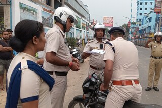 ট্রাফিক পুলিশ আটকাতেই যা কাণ্ড হল