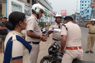 ট্রাফিক পুলিশ আটকাতেই যা কাণ্ড হল