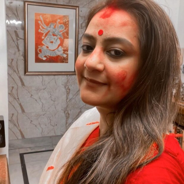 তবে এই সব কিছুর মাঝেই তিনি অন্যান্য উৎসবের মতো করবা চৌথেও সকলকে শুভেচ্ছা জানাতে ভোলেননি। একটি সিঁদুরখেলার ছবি স্যোশাল মিডিয়ায় শেয়ার করে ক্যাপশনে হিন্দিতে লেখেন 'সকলকে করবা চৌথ উপলক্ষে শুভকামনায় জানাই, সিঁথির সিঁদুর অক্ষয় হোক। আপনার ও আমার সিঁথির সিঁদুর স্থায়ী হোক। আপনার জীবন ইশ্বরের আশীর্বাদ ধন্য হোক।'